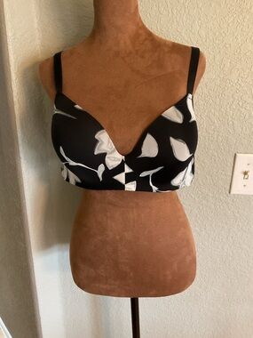 Black & White Floral V-Neck Women's wireless padded bra